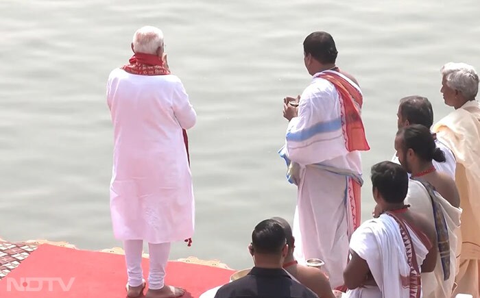 आज गंगा सप्तमी के दिन पर पीएम मोदी ने पूजा-अर्चना में हिस्सा लिया और घाट पर गंगा आरती की.