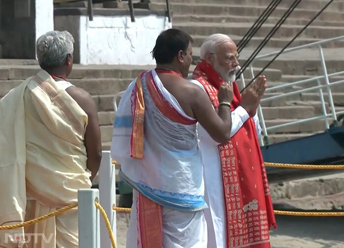 इस दौरान पीएम मोदी हाथ जोड़कर गंगा मां का नमन करते नजर आए.