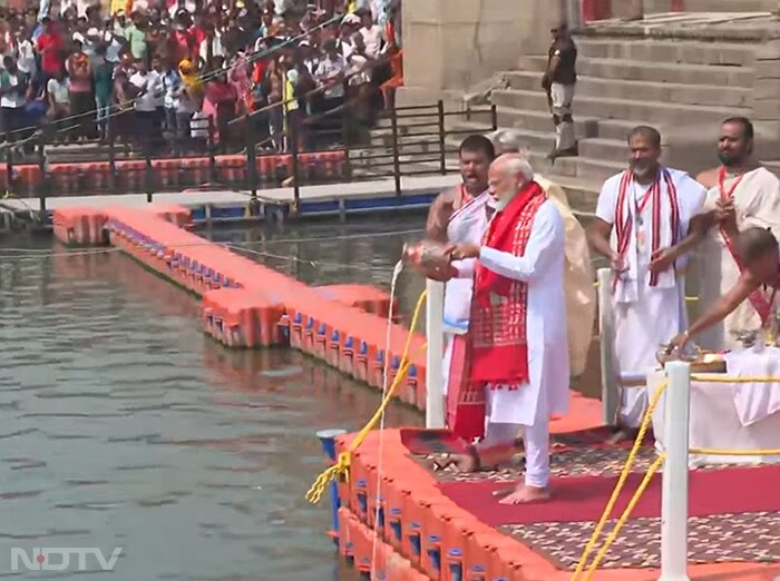 पूजा-अर्चना के दौरान पीएम मोदी ने जल अर्पित भी किया.