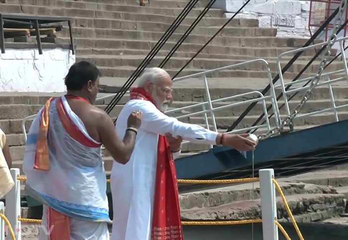 यहां मौजूद अर्चकों ने विधि-विधान के साथ पीएम मोदी को पूजन कराया.