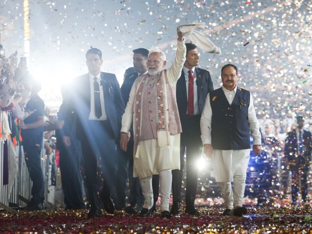 पीएम मोदी ने शेयर की 2025 जर्नी, देखें शानदार 65 तस्&zwj;वीरें