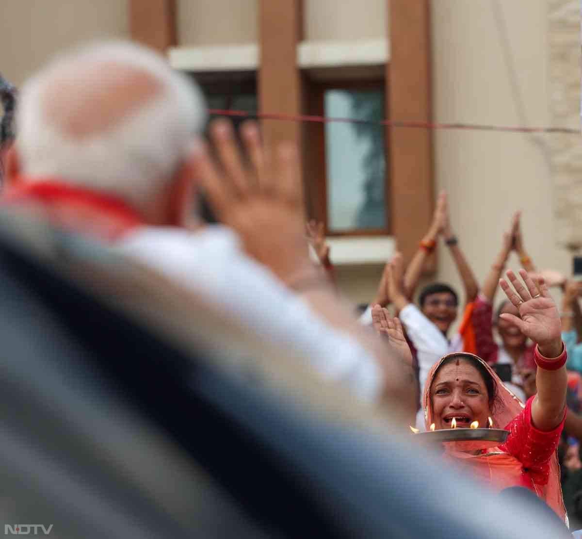 अहमदाबाद में PM Modi के रोडशो में भावुक हुई महिला.