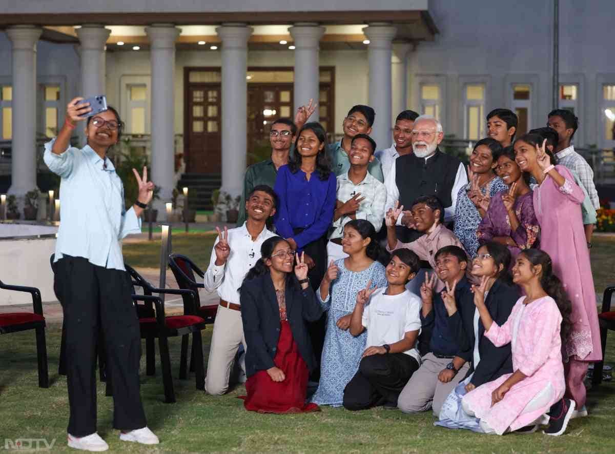 छत्&zwj;तीसगढ़ में PM Modi के साथ छात्र सेल्&zwj;फी लेते हुए.