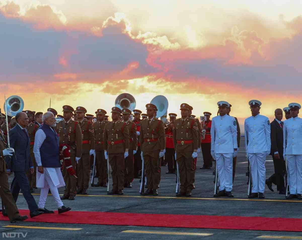 पीएम मोदी का मॉरीशस में स्&zwj;वागत.
