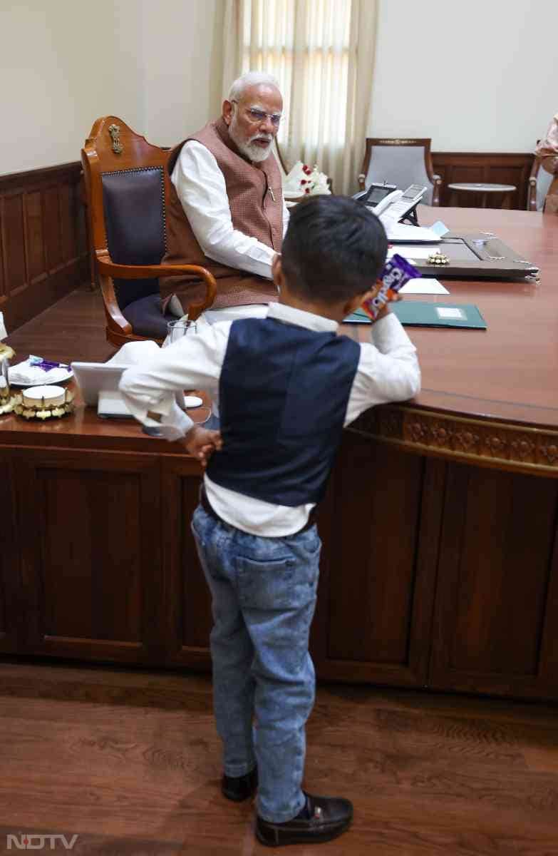 PM Modi बच्&zwj;चे के साथ मस्&zwj;ती करते हुए.