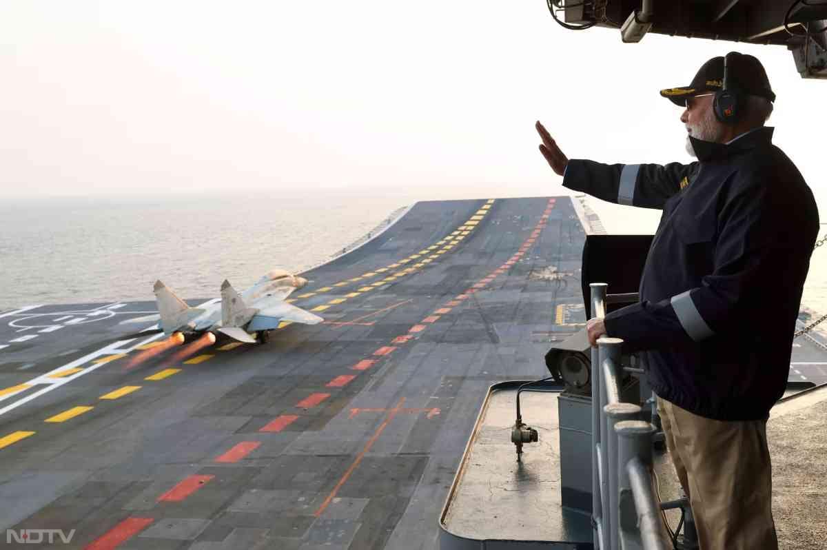 PM Modi गोवा में INS Vikrant पर.