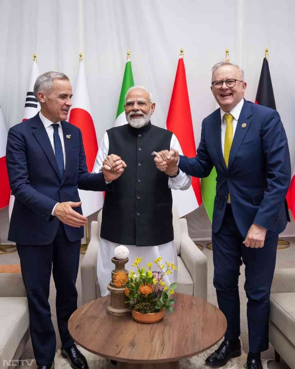 PM Modi साउथ अफ्रीमा में कनाडा के पीएम Mark Carney and आस्&zwj;ट्रेलिया के PM Anthony Albanese के साथ.
