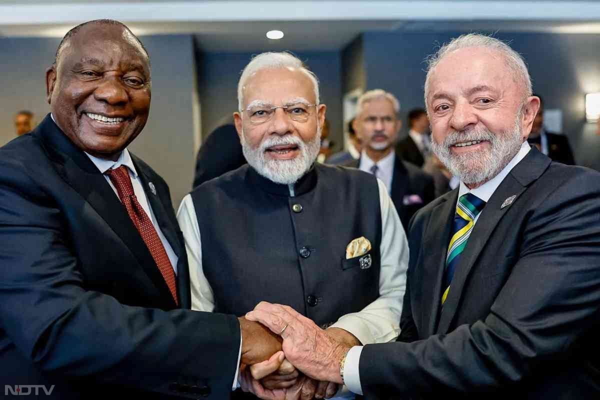 PM Modi कनाडा में साउथ अफ्रीका के राष्&zwj;ट्रपति Cyril Ramaphosa और ब्राजील के राष्&zwj;ट्रपति Lula के साथ मुलाकात करते हुए.