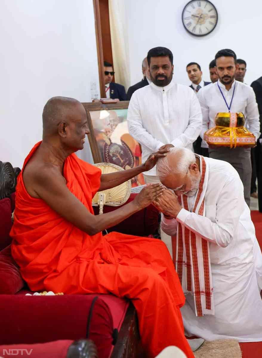 PM Modi श्रीलंका में Anuradhapura Atamasthana के प्रमुख से मिलते हुए.