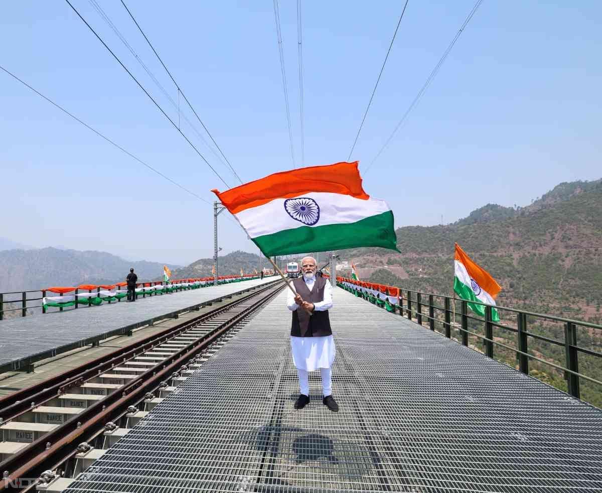 PM Modi जम्&zwj;मू-कश्&zwj;मीर के चेनाब ब्रिज पर राष्&zwj;ट्रीय ध्&zwj;वज लहराते हुए.