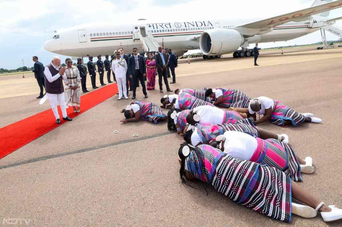 Johannesburg में पीएम मोदी का स्&zwj;वागत इस तरह हुआ.