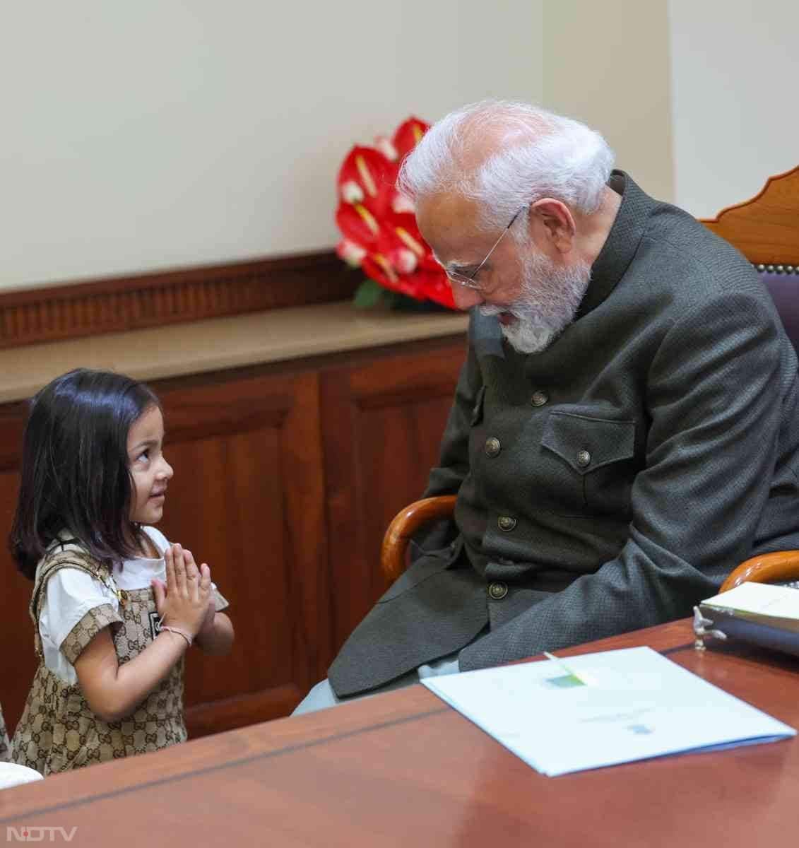 प्&zwj;यारी सी बच्&zwj;ची PM Modi को नमस्&zwj;ते करके अभिवादन करती हुई.