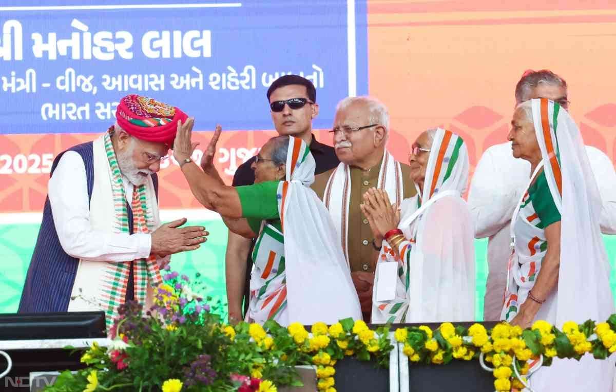 PM Modi भुज की उन महिलाओं के साथ जिन्&zwj;होंने 1971 के पाकिस्&zwj;तान हमले के दौरान एयरबेस को 72 घंटे में तैयार कर दिया था.