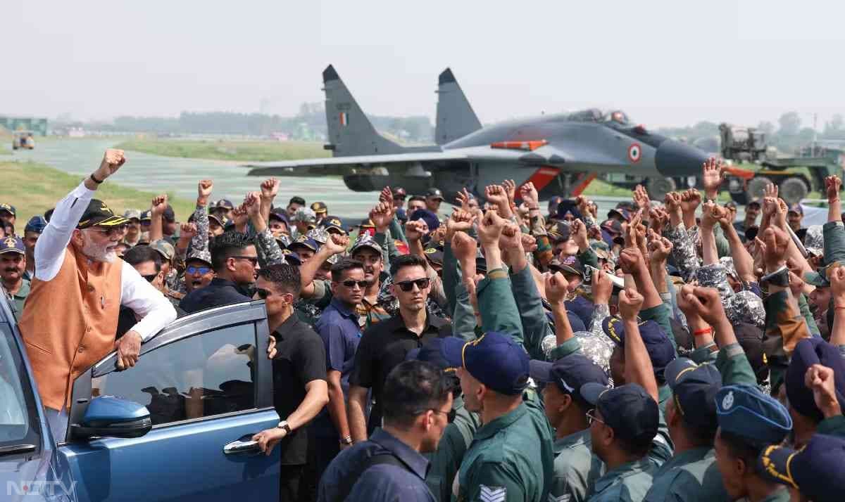 ऑपरेशन सिंदूर की सफलता के बाद PM Modi ने पंजाब के Adampur air force base का दौरा किया.