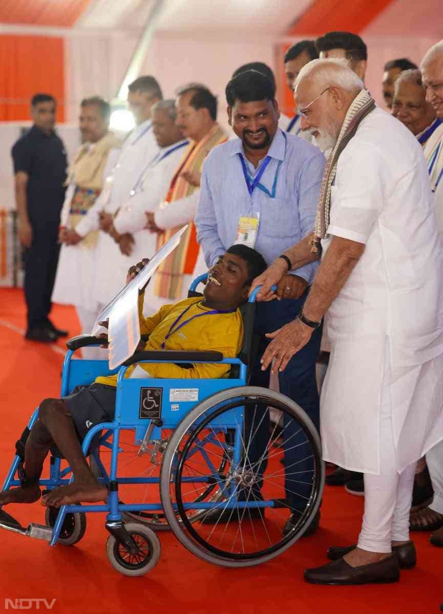 PM Modi बिहार के गया में दिव्&zwj;यांगजन से मिलते हुए.