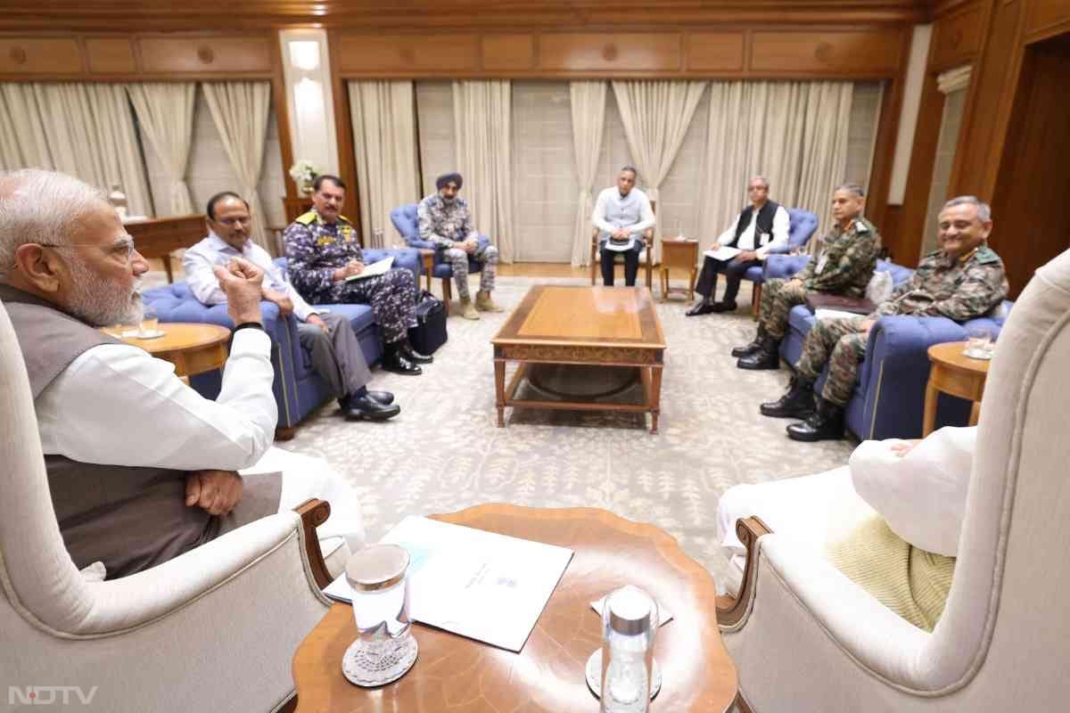 ऑपरेशन सिंदूर के दौरान PM Modi रक्षा मंत्री राजनाथ सिंह, NSA अजीत डोभाल, CDS जनरल अनिल चौहान, सेना प्रमुख और अन्&zwj;य वरिष्&zwj;ठ अधिकारियों के साथ मीटिंग करते हुए.
