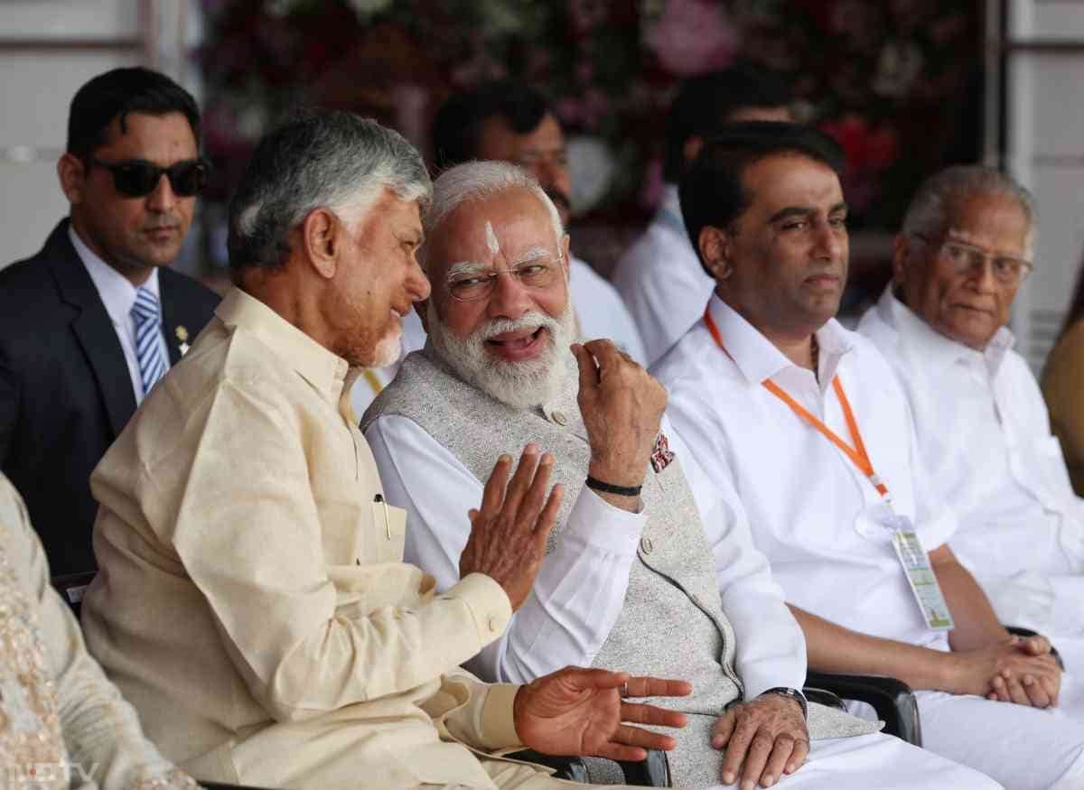 PM Modi आंध्र प्रदेश में एन चंद्रबाबू नायडू के साथ.