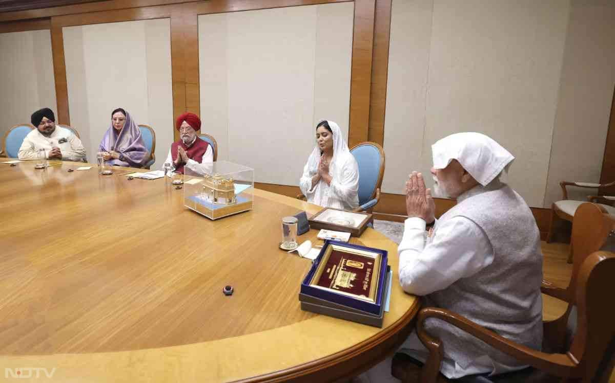 PM Modi सिख समुदाय द्वारा दी गई भेंट के साथ.