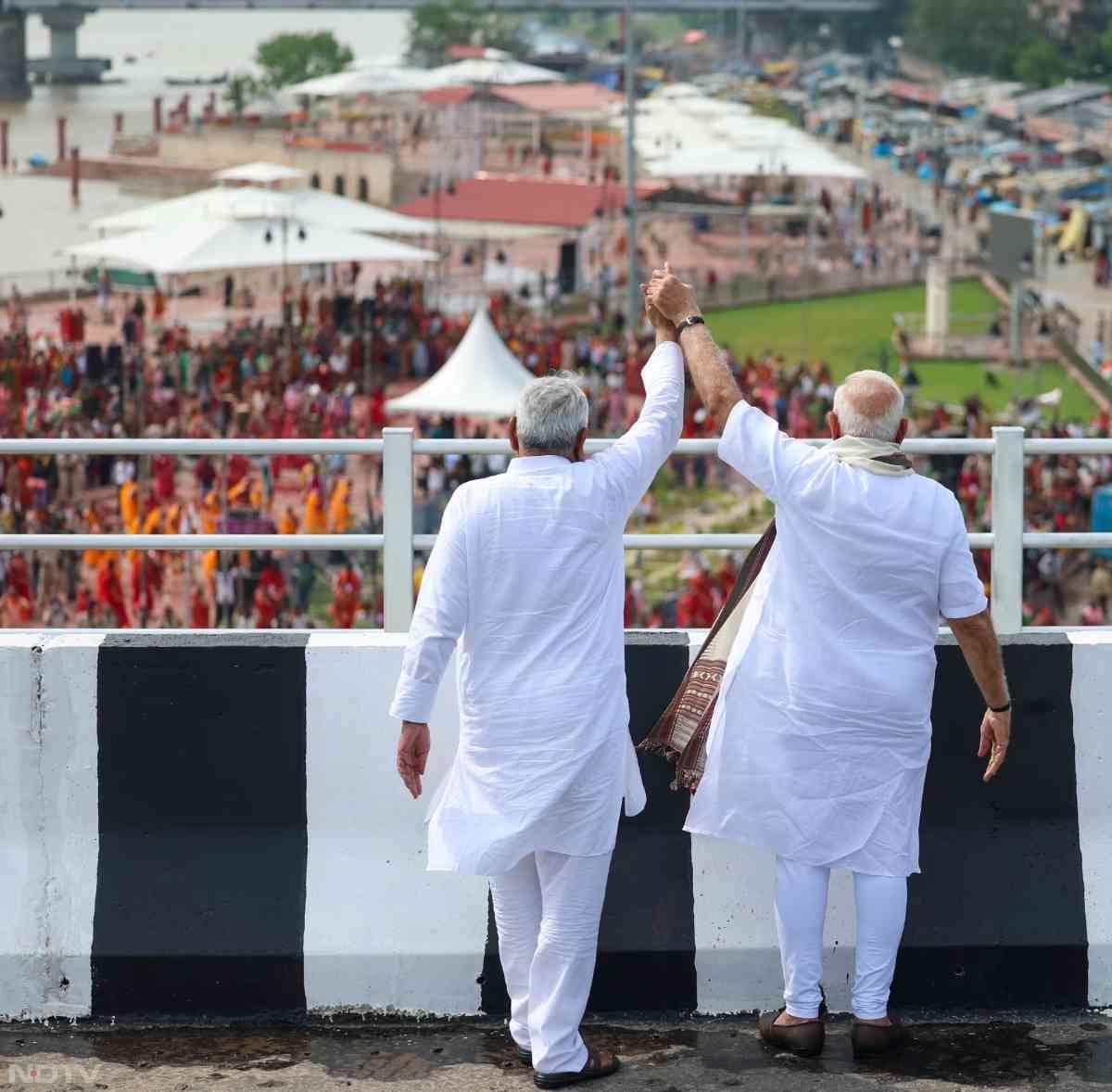 PM Modi और बिहार के CM नितीश कुमार बिहार के बेगूसराय में Aunta-Simaria Bridge का उद्घाटन करते हुए.