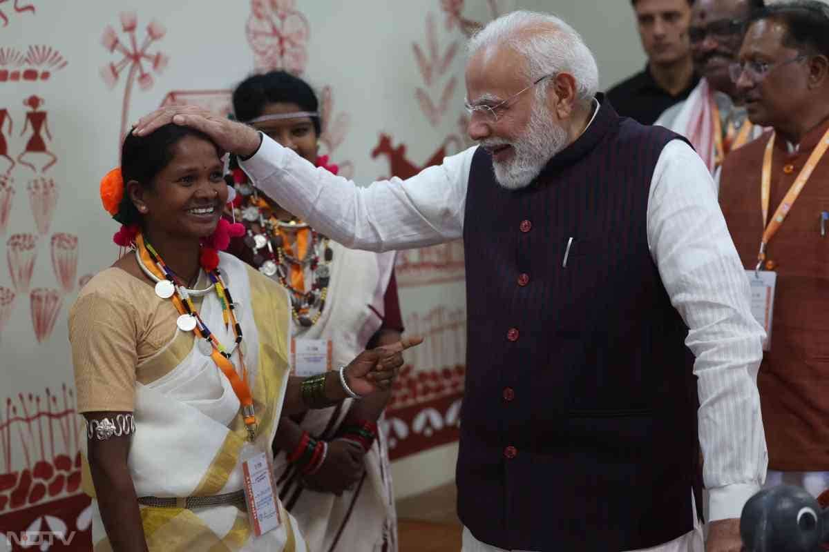PM Modi छत्&zwj;तीसगढ़ में Tribal Freedom Fighters Museum में.