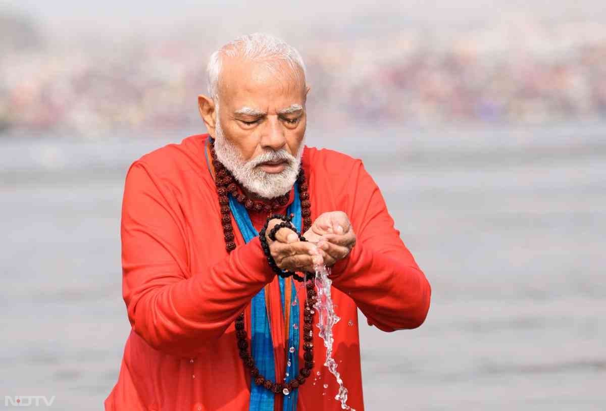 PM Modi महाकुंभ के दौरान त्रिवेणी संगम में स्&zwj;नान करते हुए.