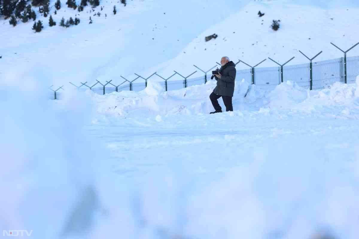 PM Modi जम्&zwj;मू-कश्&zwj;मीर के सोनमर्ग में.