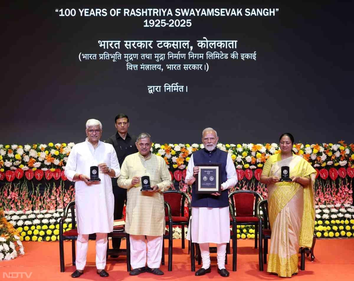 नई दिल्&zwj;ली में RSS के 100वीं वर्षगांठ के अवसर पर stamp और coin जारी करते हुए पीएम मोदी.