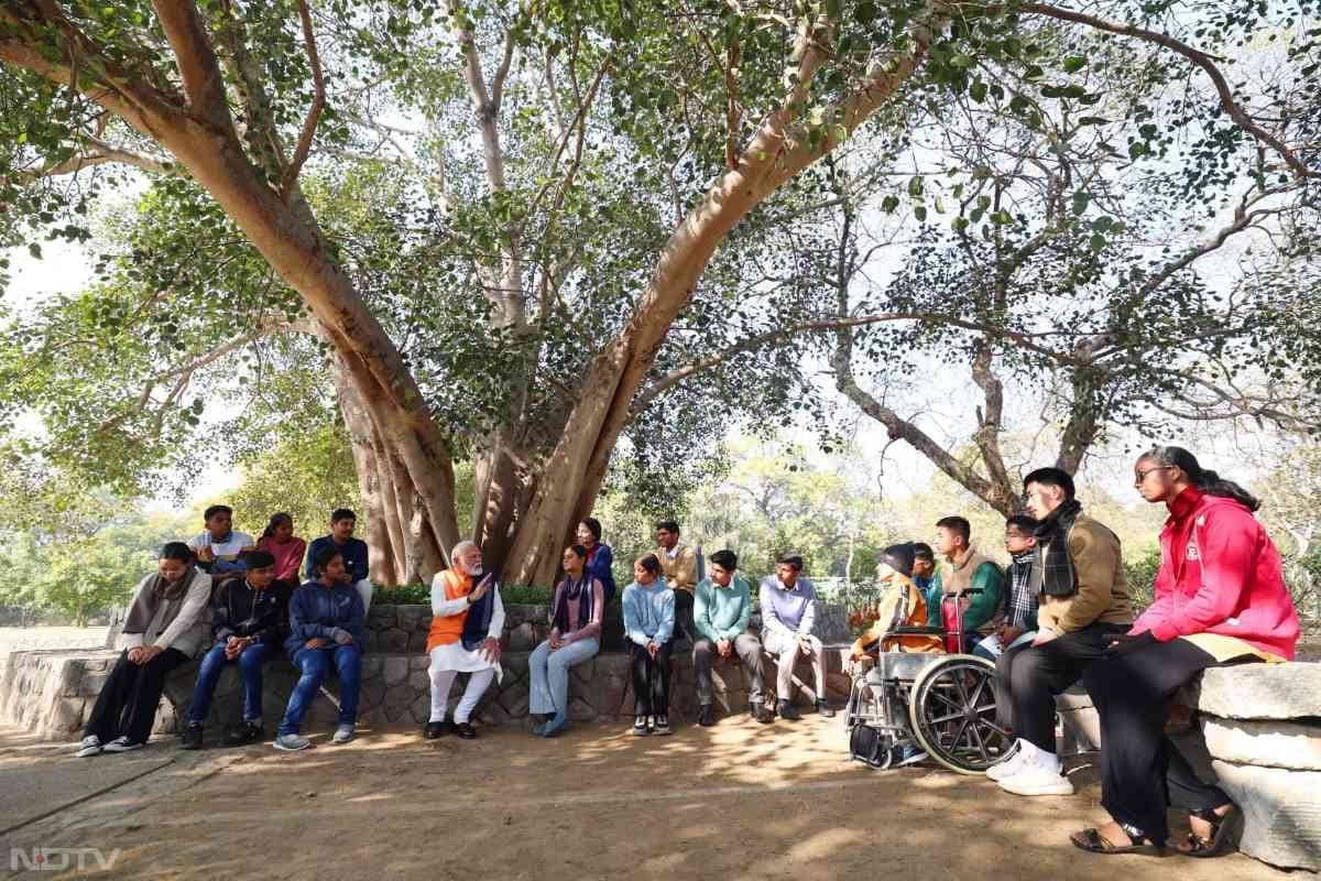 Pariksha Pe Charcha 2025 के दौरान PM Modi ने नई दिल्&zwj;ली के सुंदर नर्सरी में छात्रों से बात की.