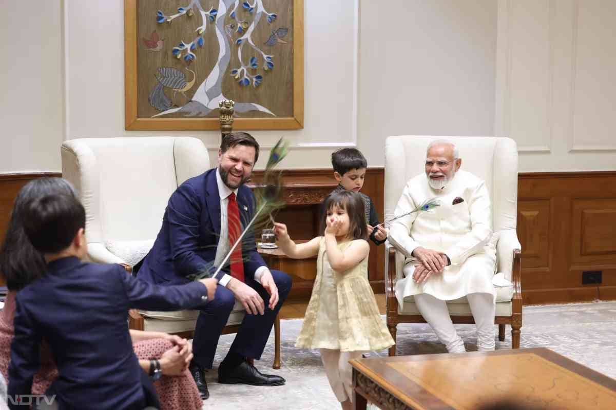 PM Modi अमेरिका के उप राष्&zwj;ट्रपति JD Vance के बच्&zwj;चों के साथ पल बिताते हुए.