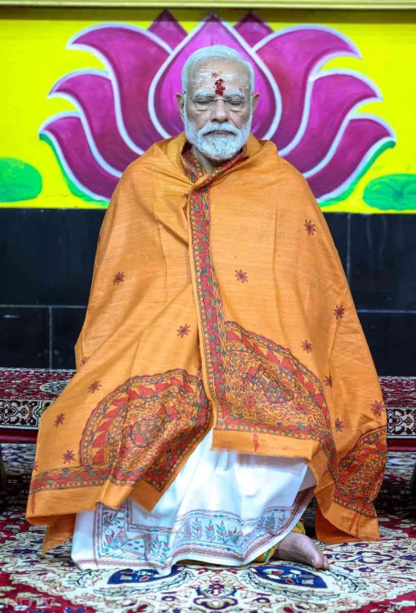 PM Modi ने आंध्र प्रदेश के श्रीसैलम में स्थि&zwj;त Sri Bhramaramba Mallikarjuna Swamy Varla Devasthanam में दर्शन व ध्&zwj;यान किया.