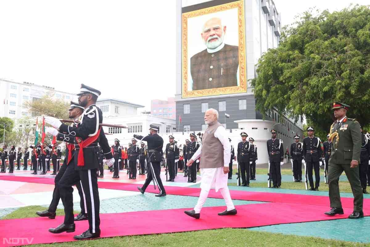 PM Modi का मालदीव्&zwj;स में वेलकम व सम्&zwj;मान.