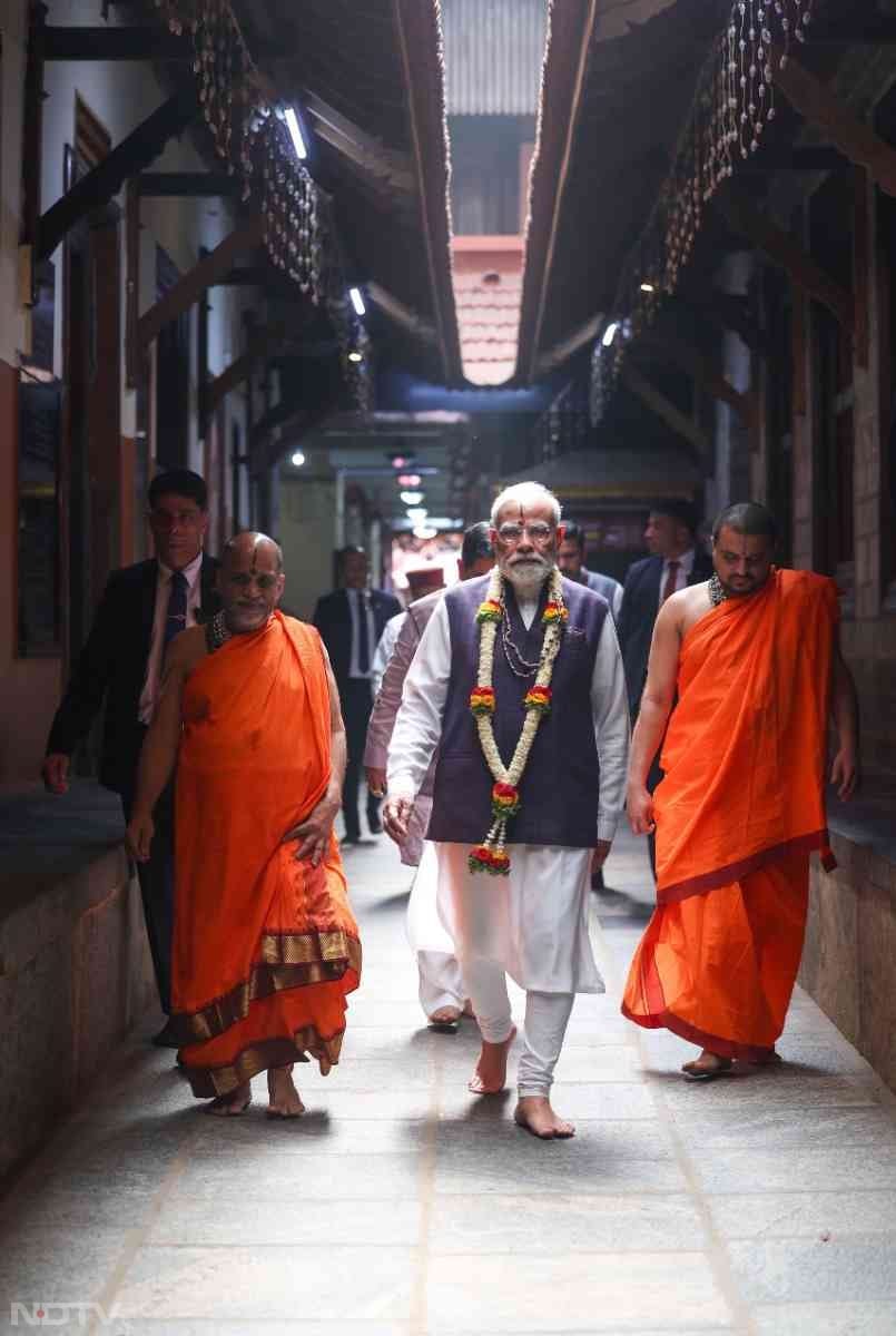 PM Modi कर्नाटक में श्रीकृष्&zwj;ण मठ में दर्शन किए.