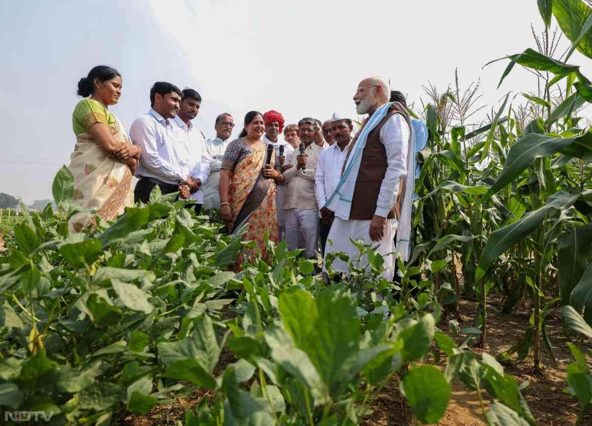 PM Modi दिल्&zwj;ली में कृषि कार्यक्रम में किसानों से बात करते हुए.