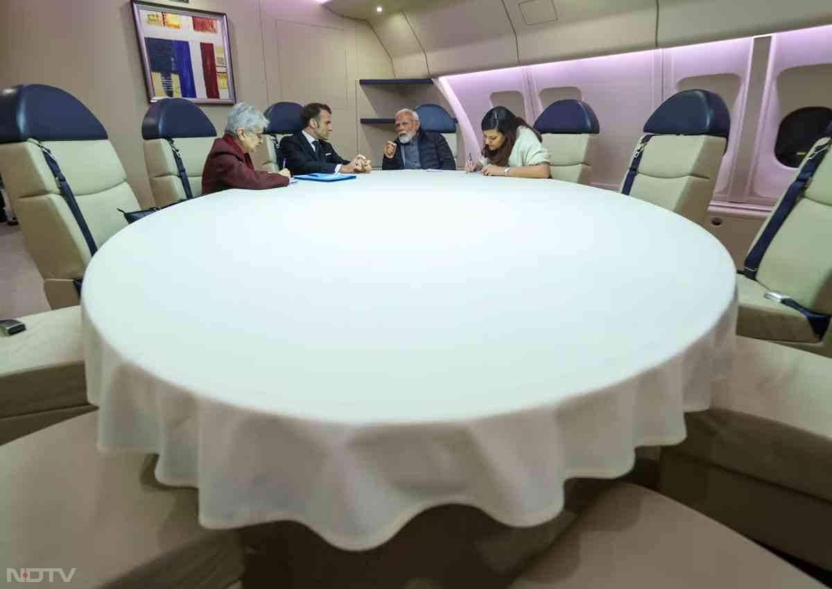 PM Modi French Republic के राष्&zwj;ट्रपति Mr. Emmanuel Macron से बात करते हुए.