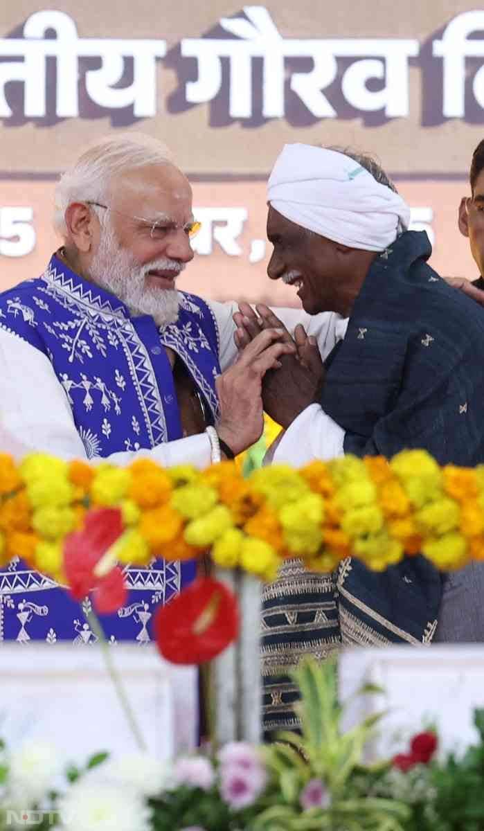 PM Modi भगवान बिरसा मुंडा जी के परिवारजनों से मिलते हुए.