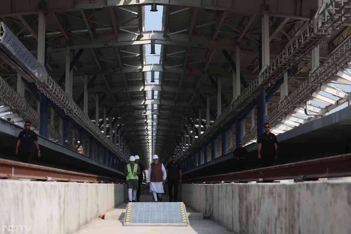 PM Modi सूरत में निर्माणाधीन Bullet Train Station का दौरा करते हुए.