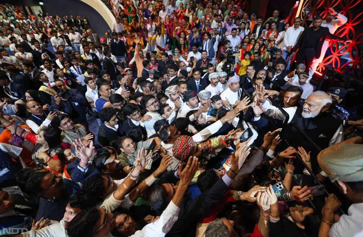 PM Modi का ओमान में स्&zwj;वागत करते प्रवासीय भारतीय.