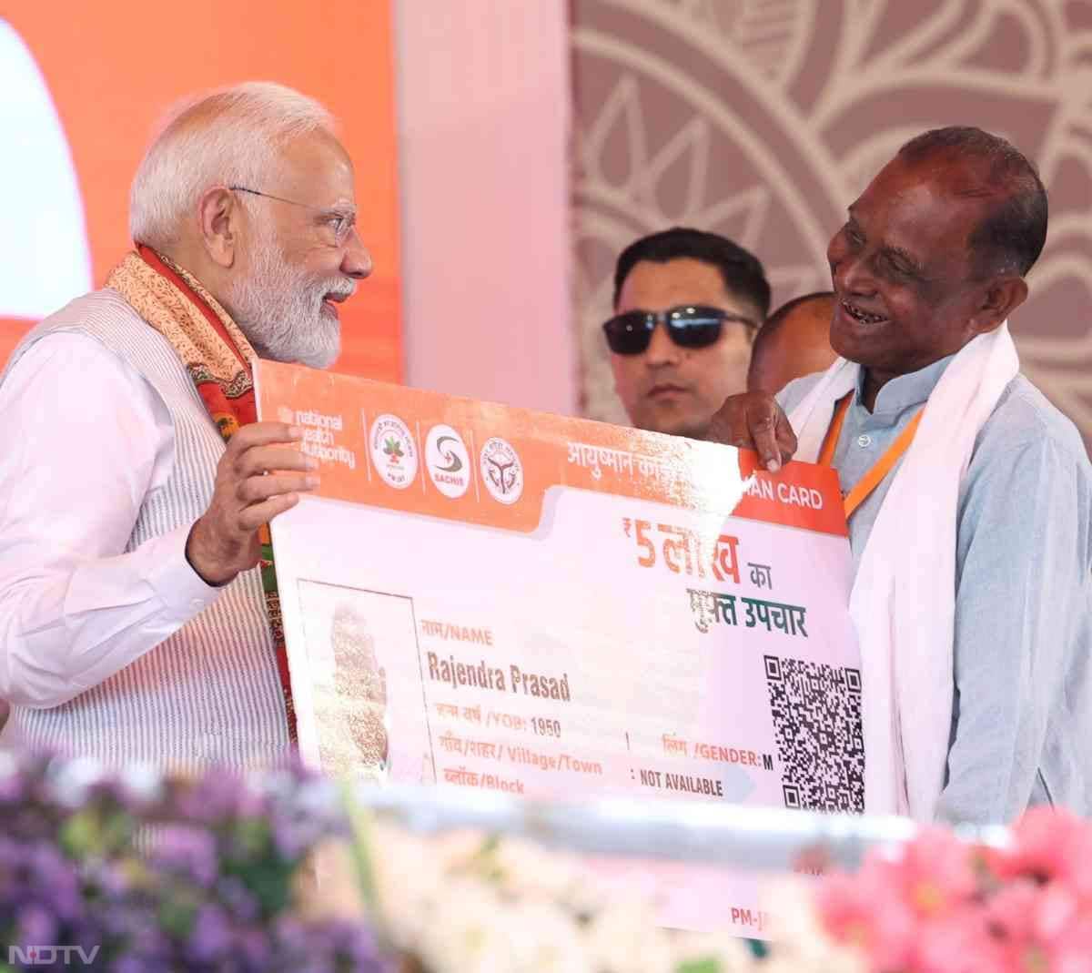 PM Modi वाराणसी में आयुष्&zwj;मान हेल्&zwj;थ कार्ड वितरण समारोह में.