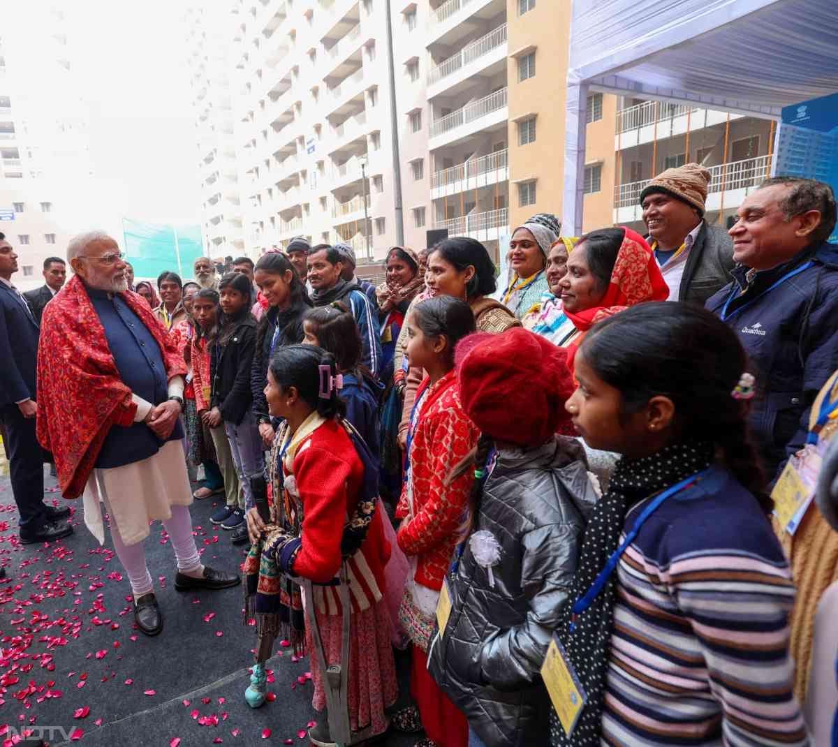 PM Modi ने दिल्&zwj;ली में स्&zwj;वाभिमान अपार्टमेंट्स के लाभार्थियों से मुलाकात की.