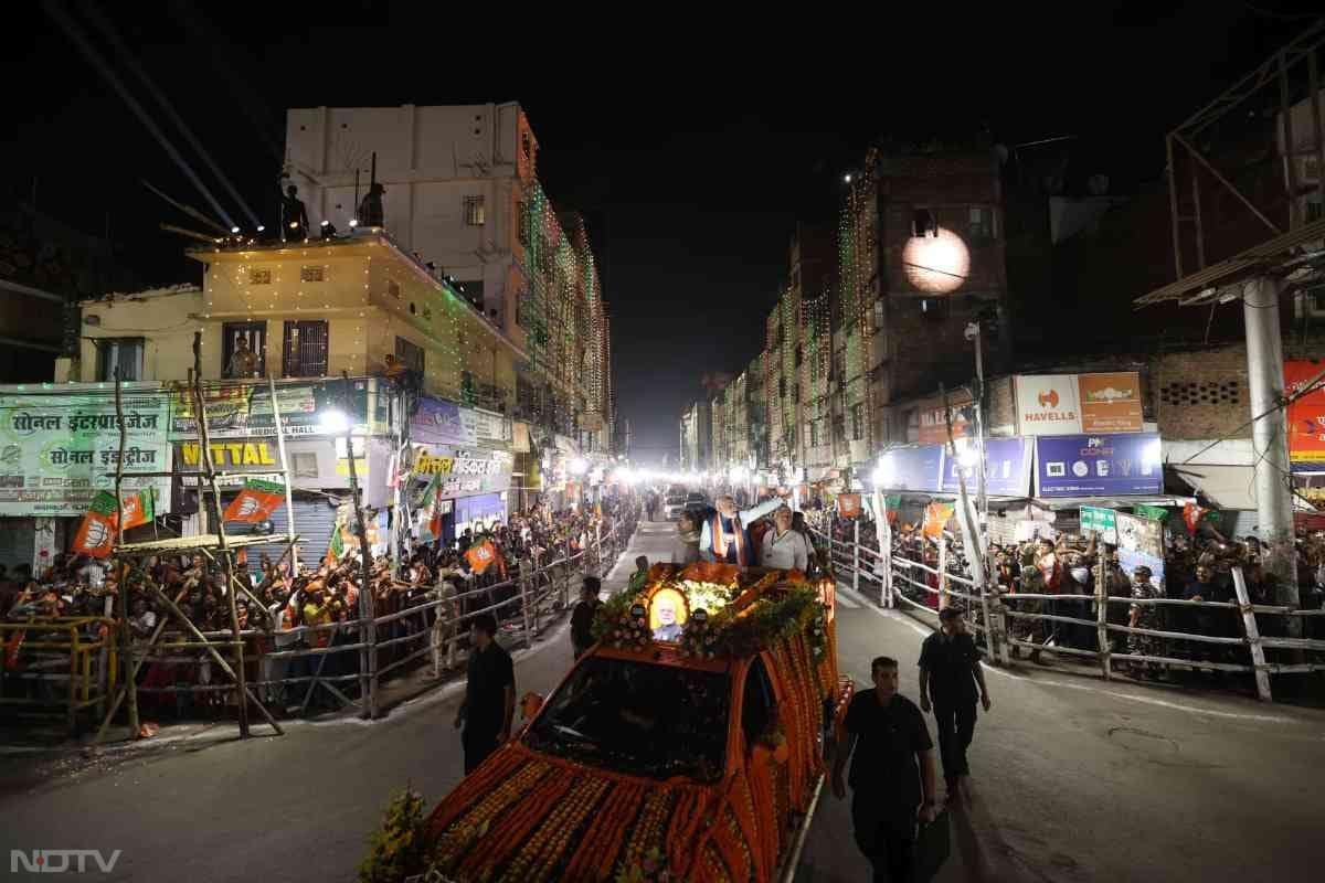 PM Modi पटना में मेगा रोडशो के दौरान.