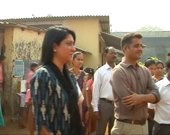 Priya Dutt visits school for SMS
