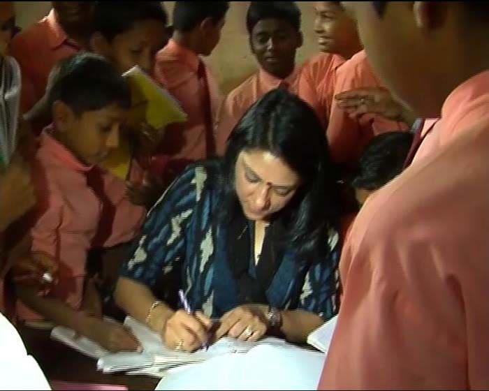 Priya Dutt visits school for SMS