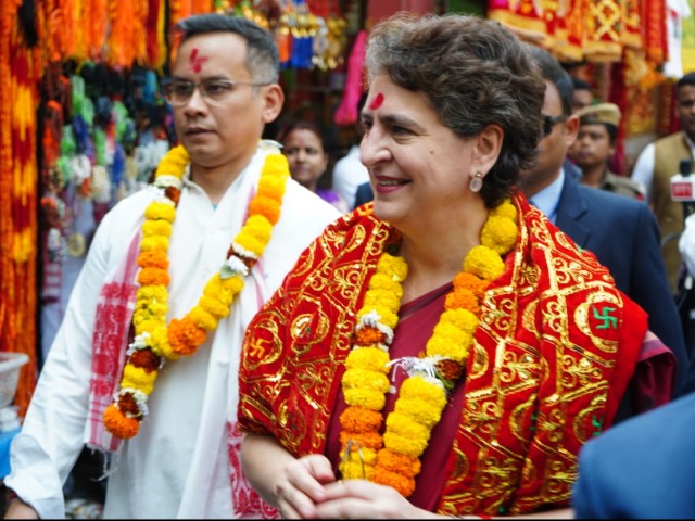 माता की चुनरी, माला और टीका...कामाख्या दर्शन के बाद ऐसी नजर आईं प्रियंका गांधी
