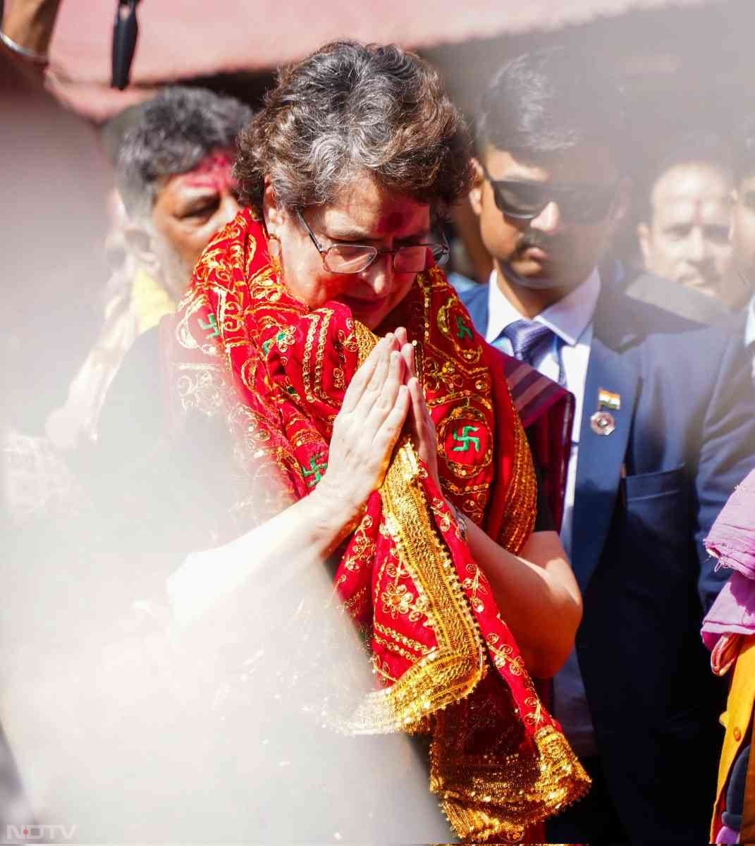 मंदिर के बाहर पत्रकारों ने उनसे सवाल किया, 'हेलो मैम, मैम आज दर्शन के लिए आई हैं. क्या मांगेंगी भगवान से'. pic credit- X