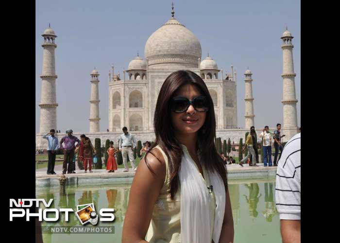 Priyanka and NDTV\'s Vikram Chandra lead Agra clean up