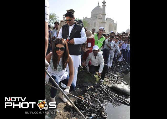 Priyanka and NDTV\'s Vikram Chandra lead Agra clean up