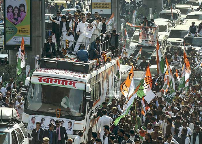 Lok Sabha Elections 2019: Priyanka Gandhi Vadra kicks off mega roadshow in Lucknow