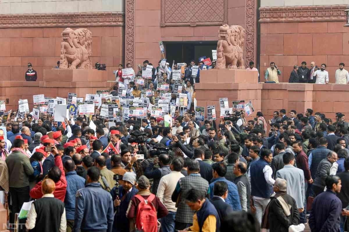 राहुल गांधी ने दावा किया कि भाजपा सांसदों ने उन्हें और अन्य विपक्षी सदस्यों को संसद भवन में जाने से रोका और धक्का-मुक्की की.