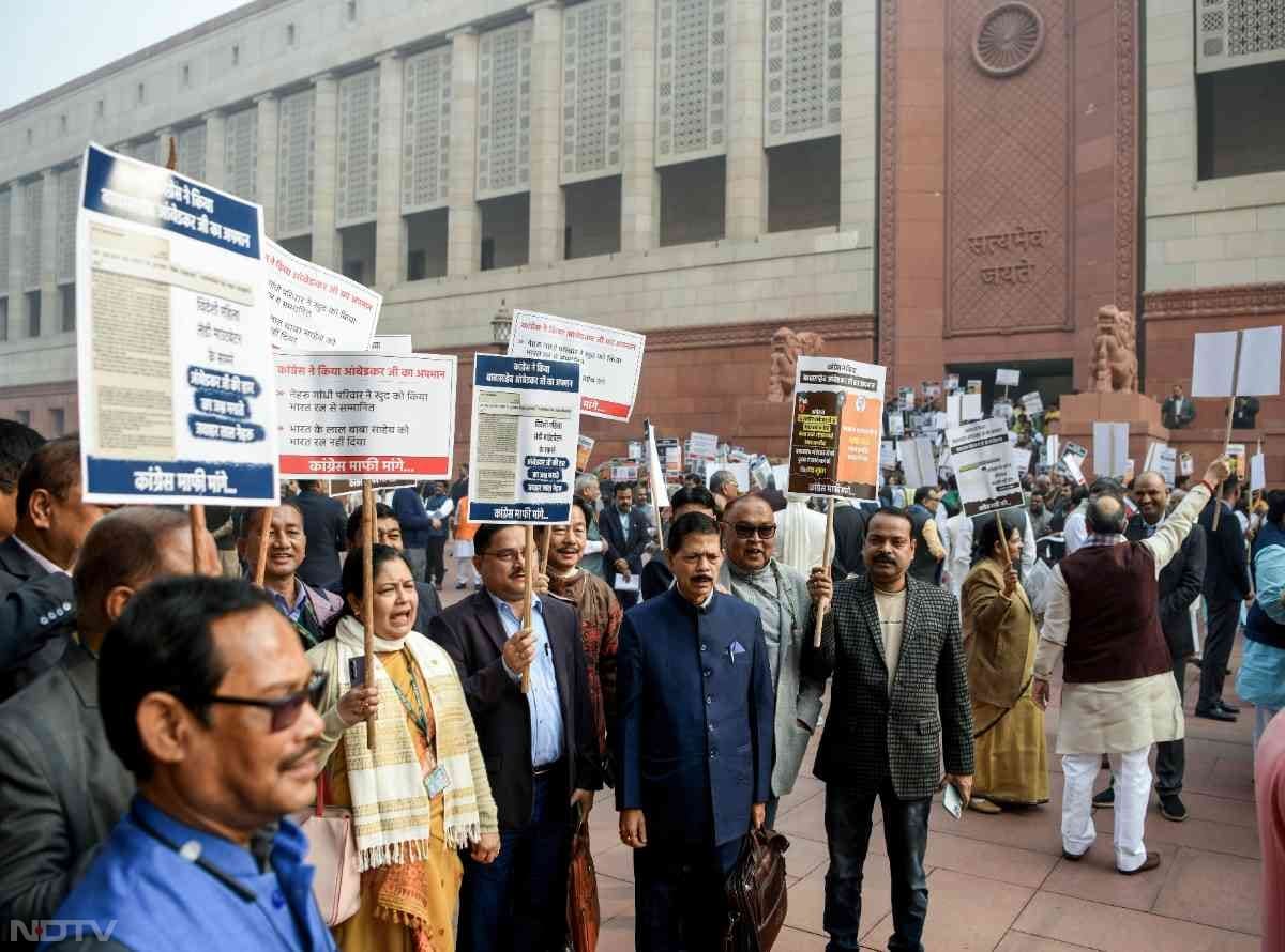 बाबासाहेब आंबेडकर से संबंधित मुद्दे पर विपक्ष और सत्तापक्ष के सदस्यों ने बृहस्पतिवार को संसद परिसर में प्रदर्शन किया और इस दौरान उनकी कथित तौर पर धक्का-मुक्की भी हुई.