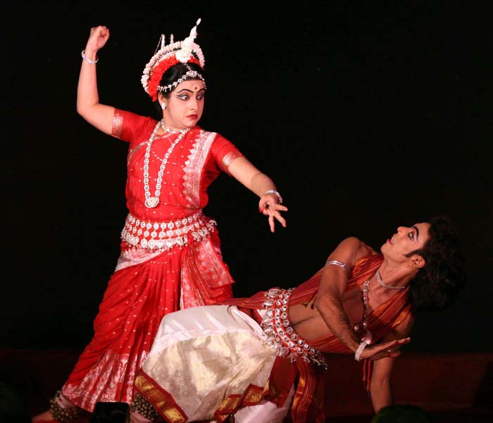 Cricketer Saurav Ganguly's wife Dona Ganguly performs during Durga Puja in Mumbai on September 24, 2009. (AFP PHOTO)